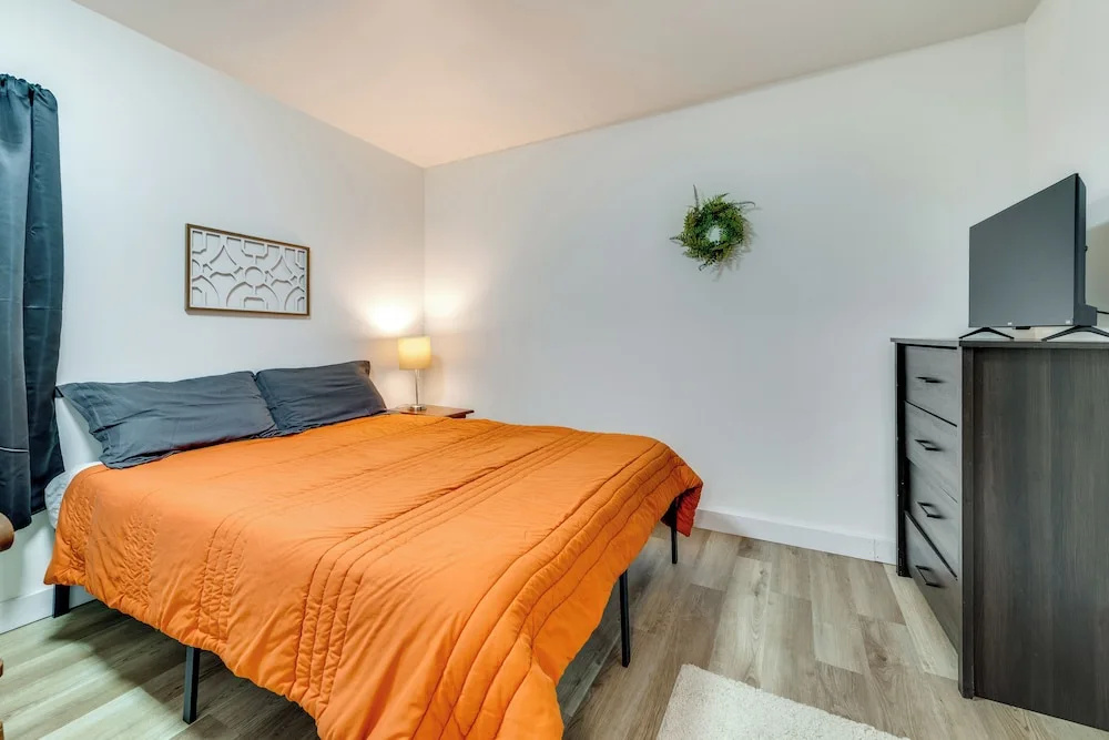Close to Marina, Beach & Town! Schroon Lake Escape