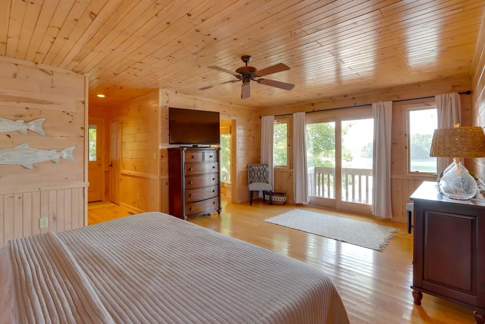 Mountain View Cabin on Lake Blue Ridge: Hot Tub
