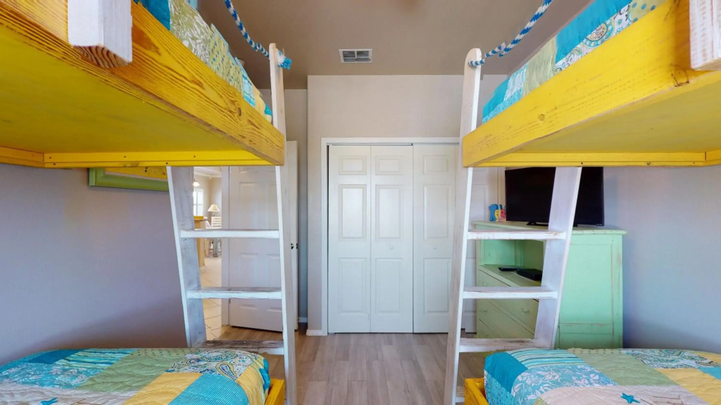 SFH201 Newly Renovated Ground Floor Townhome, Shared Pool, Near Beach
