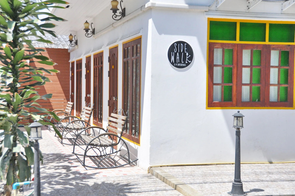 Sidewalk Boutique Hotel and Cafe