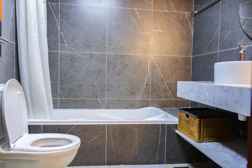Signature Holiday Homes - Newly Furnished 1 BHK in Time Place Tower, Dubai Marina
