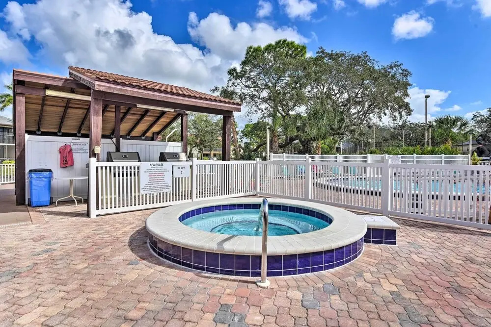 7 Mi to Beach: Condo w/ Pool Access in Bradenton!