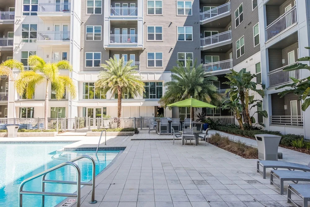 SoHo 1 BR with Balcony by Frontdesk