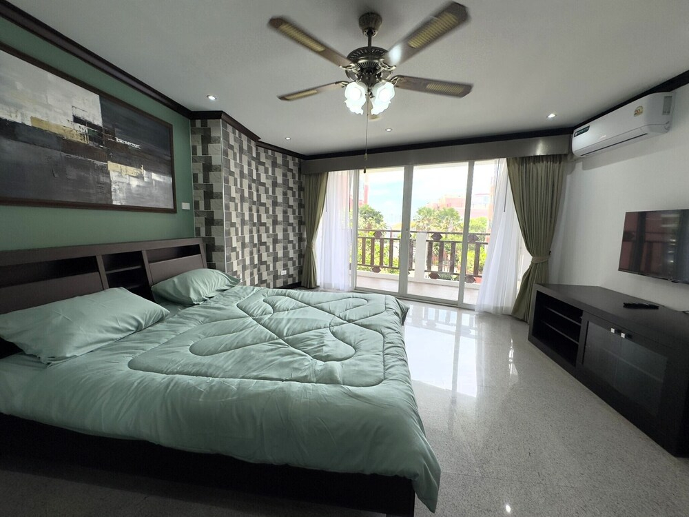 Spacious 2BR Condo - 3 Balconies & Green Views