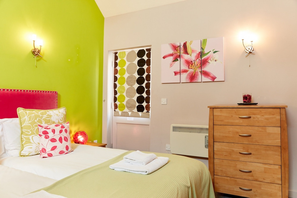 Beautiful Cottage in Rural Escape, No Deposit