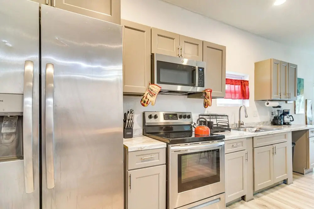 Close to Attractions: Tampa Retreat w/ Yard!