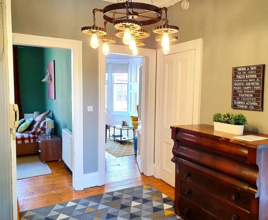 Gorgeous Light Apartment In West End