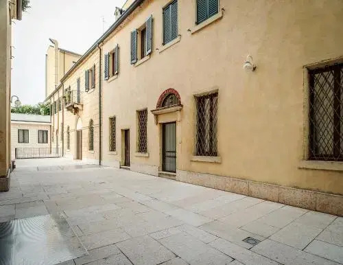 Arena Easy Suites Guesthouse