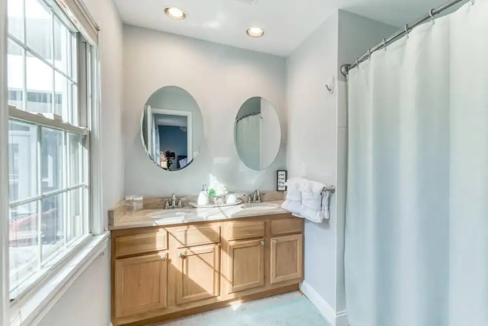 3BR Modern Home w Pool Sunroom National Harbor, Fort Washington