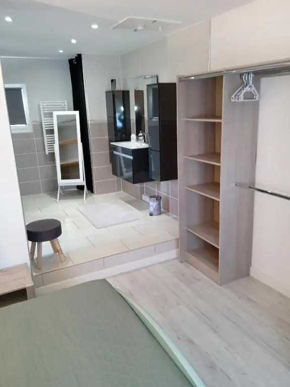 Appartement spacieux 10 mn plage wifi stationnement
