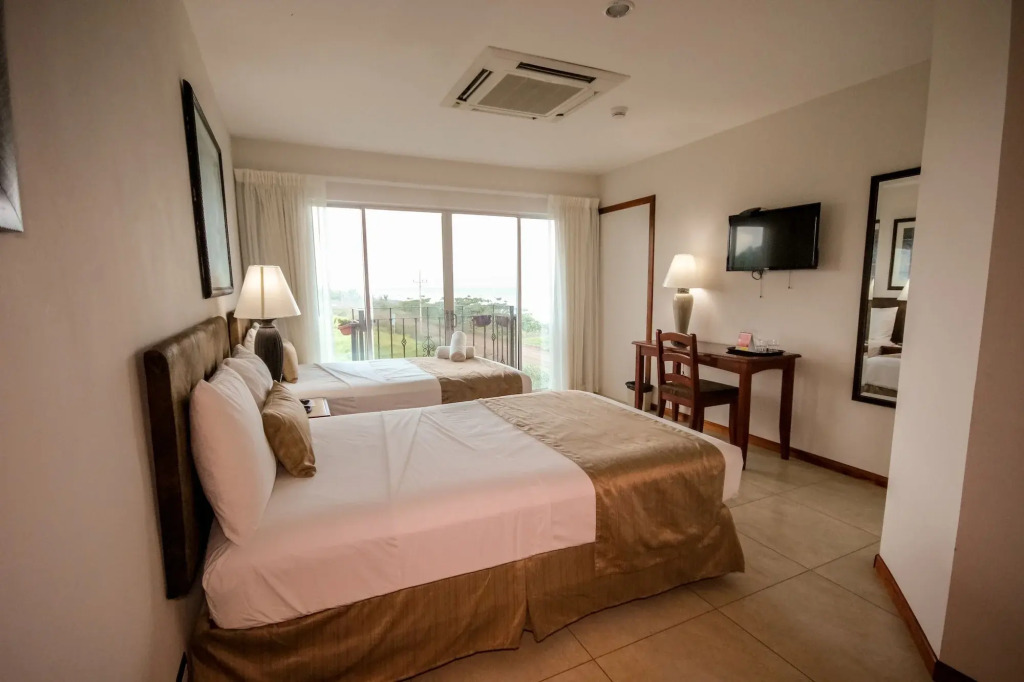 Beachfront Hotel Tramonto
