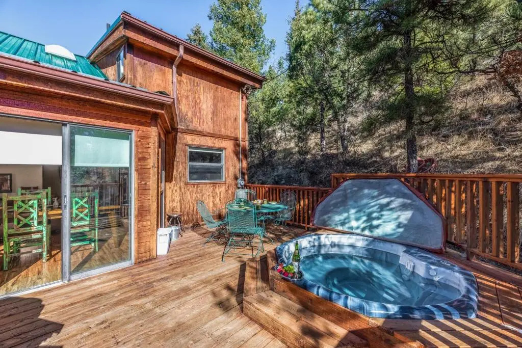 Cabin on the Creek, 2 Bedrooms, Sleeps 6, Hot Tub, Fireplace, Pet Friendly