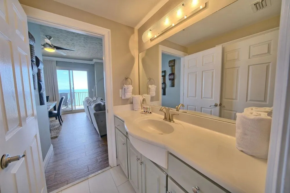 Pleasant Oceanfront Condo with Large Balcony and Beach Access - Unit 1605 by RedAwning