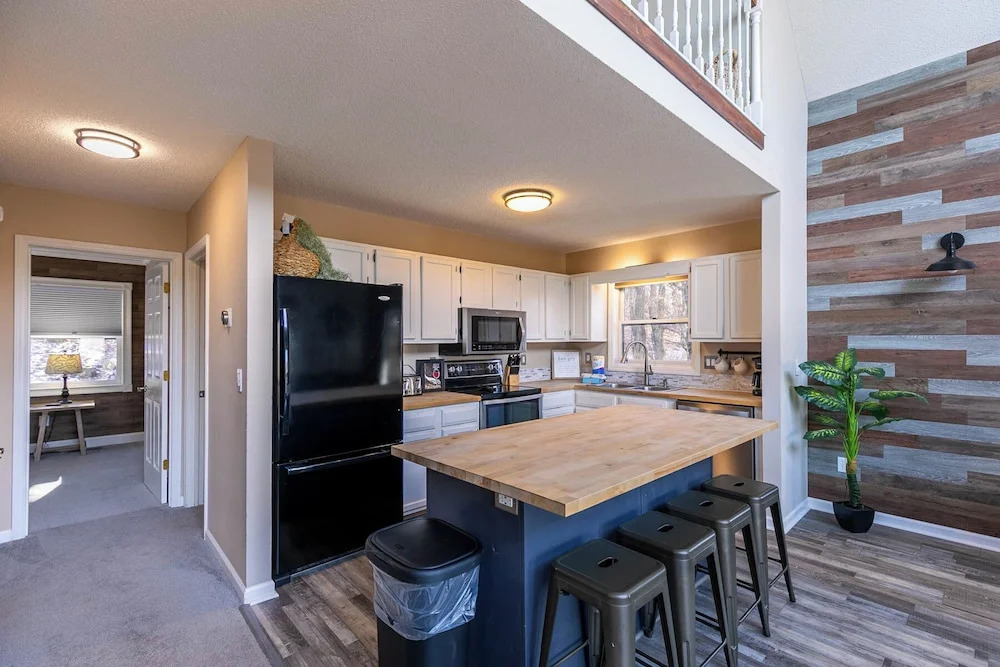 Sky High Chalet Blowing Rock Home With hot Tub, Pool Table, Bunk Room, and Fire pit