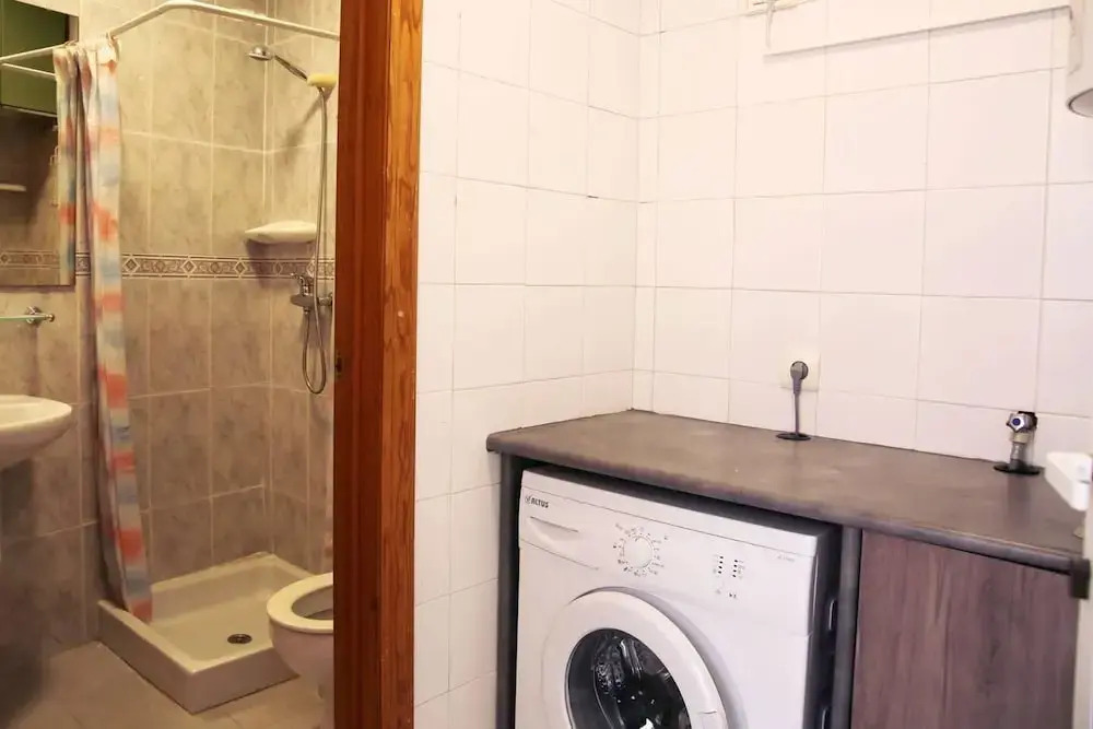 Modern 3-bed Apt, Sleeps 7, 6 Min Walk to Beach
