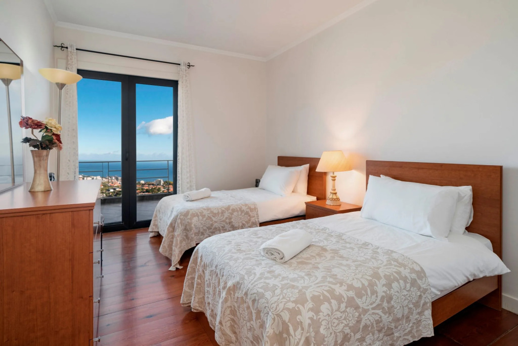Fabulous villa, heated pool, games room, overlooking Funchal | Villa Luz
