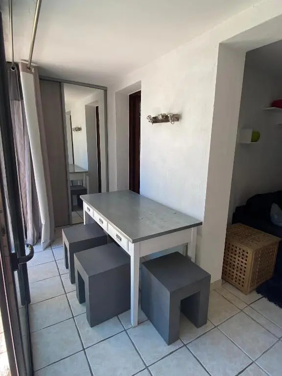 Logement entier T2 climatisé, parking gratuit, jardin, mer