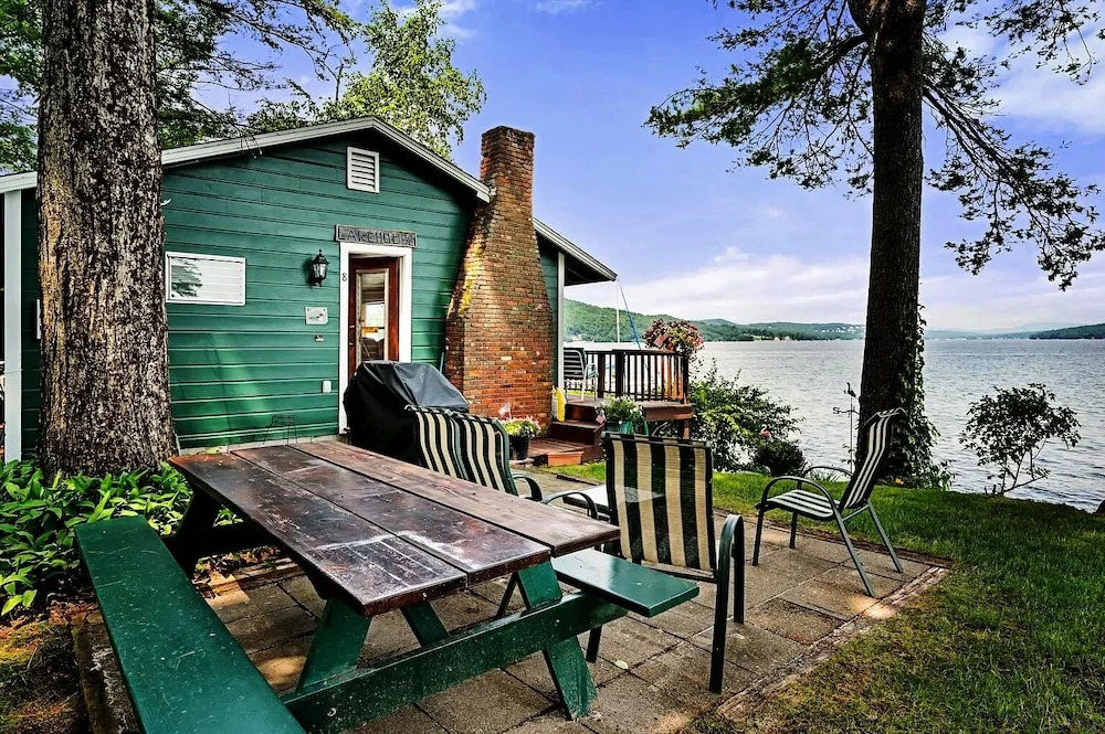 Winni Lakefront Cabin