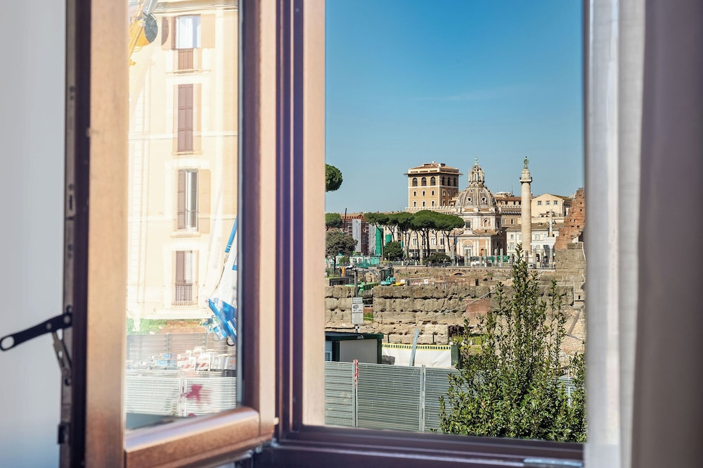 JOIVY Modern Rooms & Apartments near the Colosseum