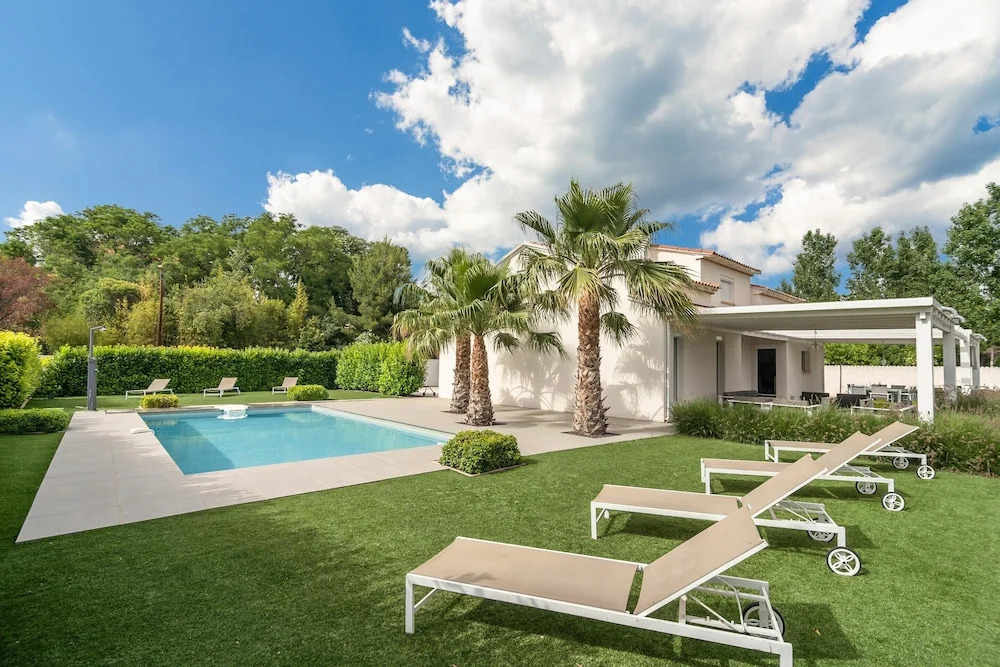 Luxurious villa in Saint geniès de Fontedit with heated pool
