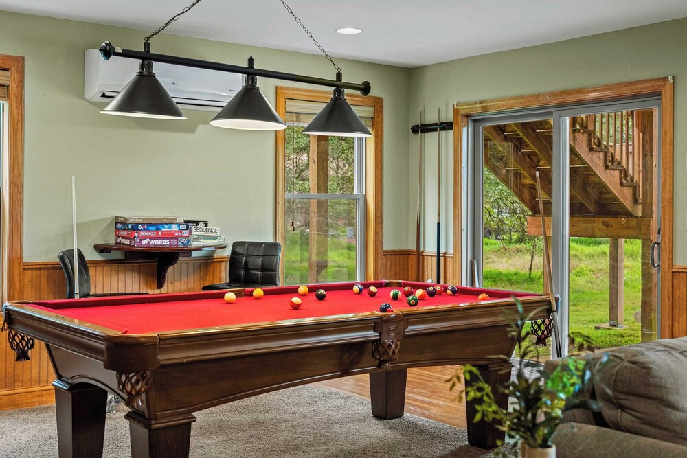 Sleeps 18 Lake Access, Game Room, Close to Skiing Otter Banks by Avantstay