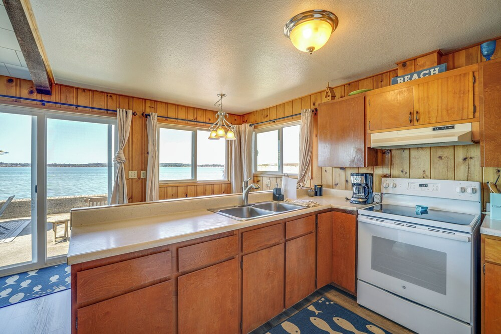 Oceanfront Cottage w/ Patio & Views in Birch Bay!