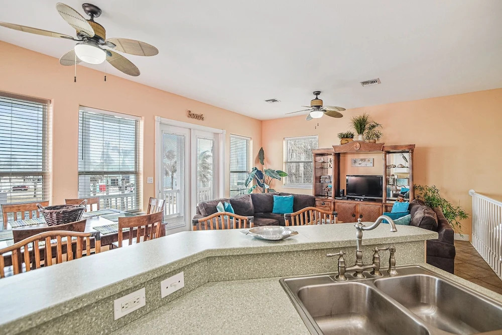 Villa Laguna - Pet Friendly Beach Gear Credit Included