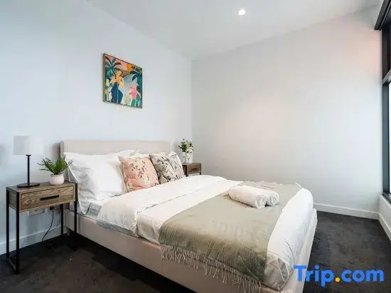 Modern 2BR Apartment with Smart TV and Views