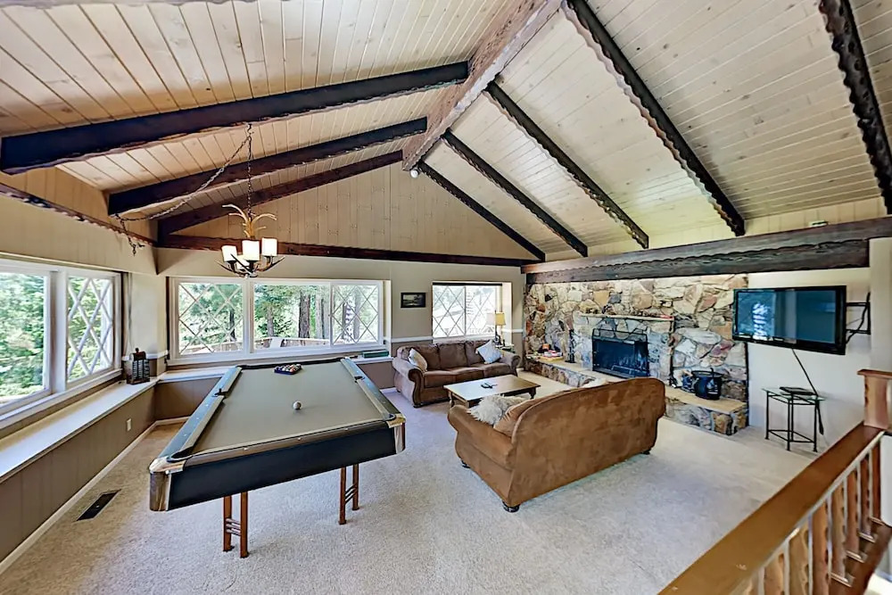 New Listing! All-suite Forest W/ Hot Tub 3 Bedroom Home