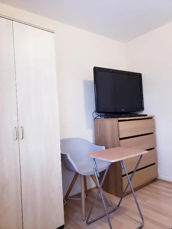 Ensuite Room near Canal