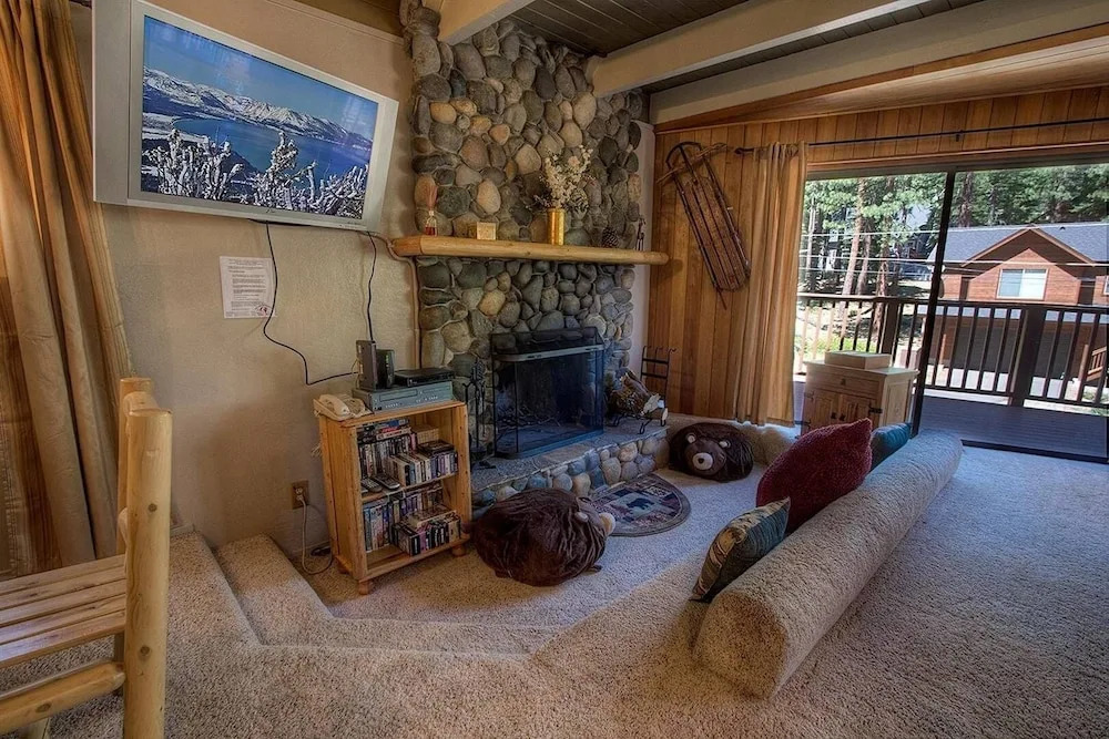 Rocky Top Retreat 4 Bedroom Home by RedAwning