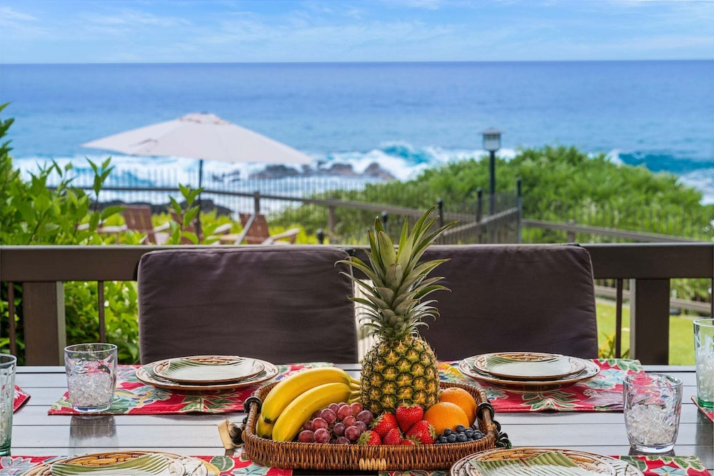Air-conditioned Ocean Front Hawaii Townhome! - Sleeps 6 - Vrkcv