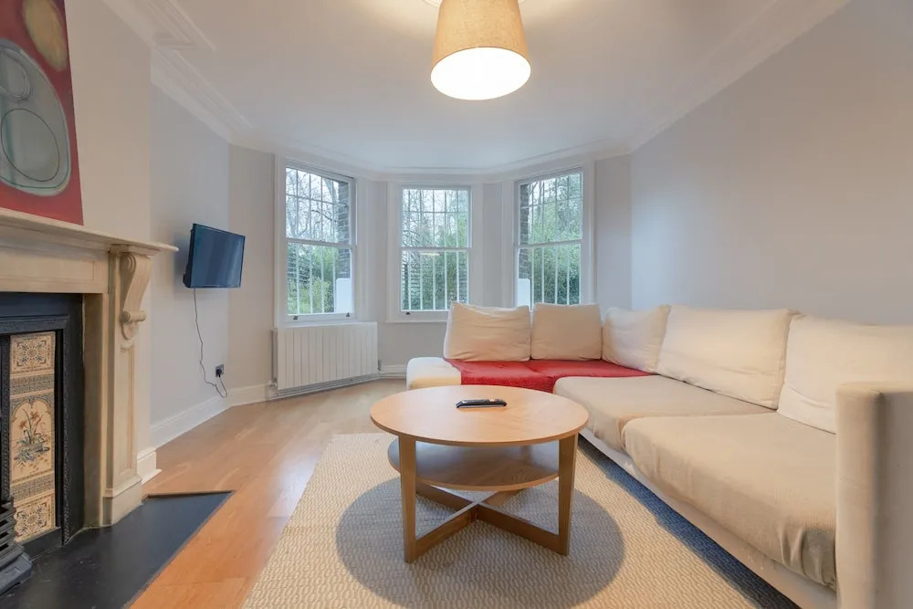 3 Bedroom House With Garden in Brondesbury