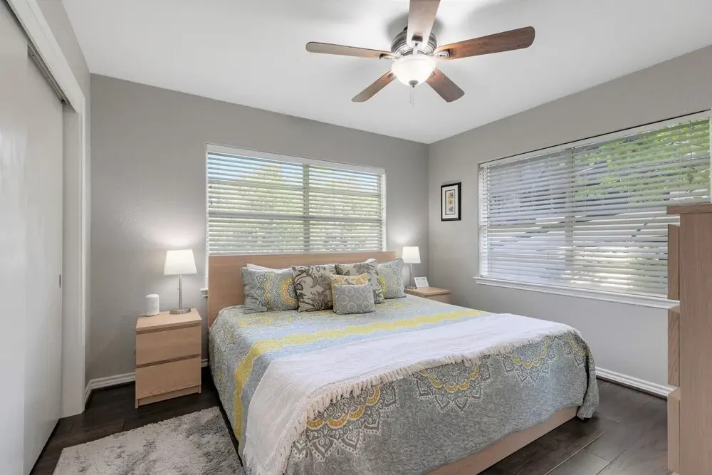 Stylish Home Lrg Yard W/games Grill Hot Tub