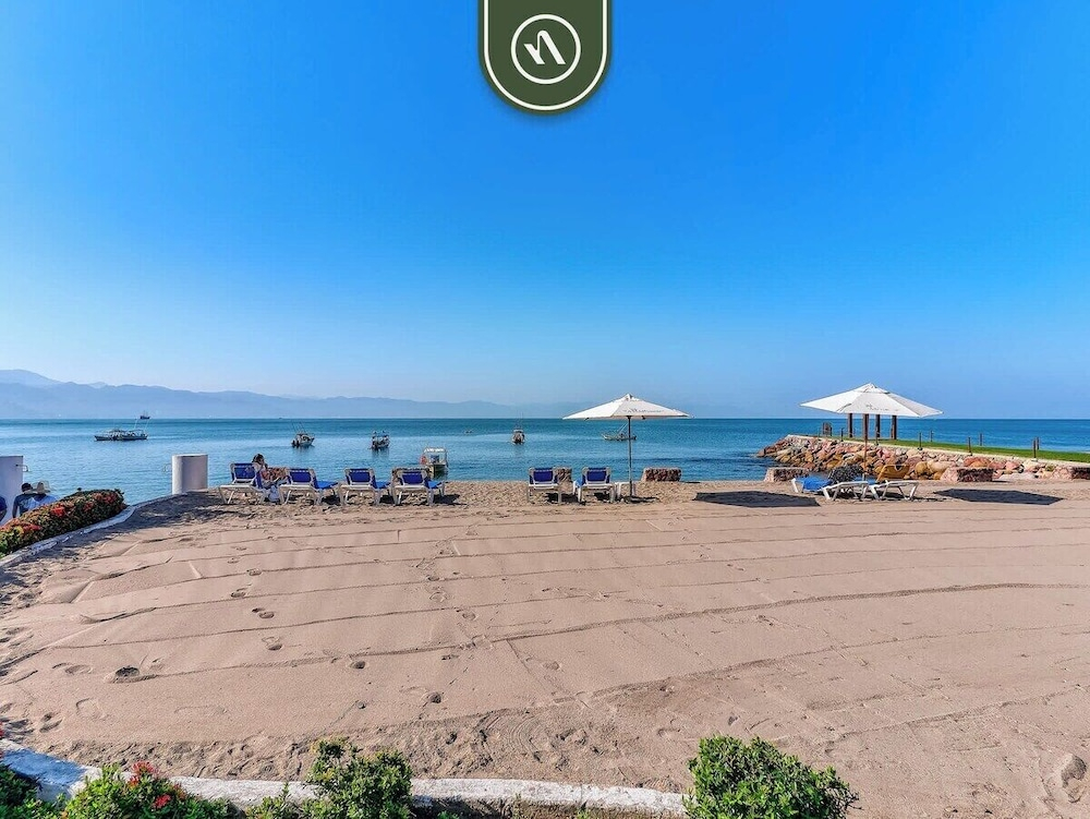 2 BR Condo in Hotel - Beach - Pools - Kids Club