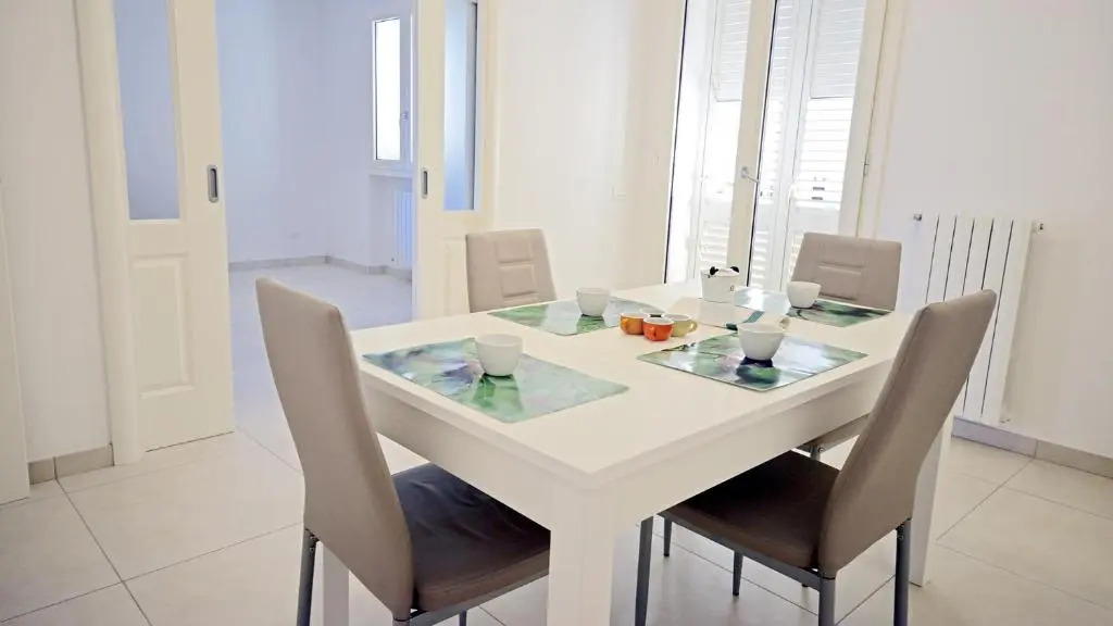 Leo Apartments