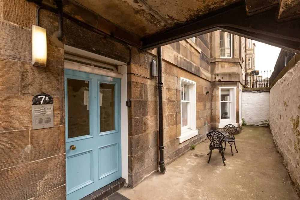 Refined Ground-floor Apt Near Stockbridge Market