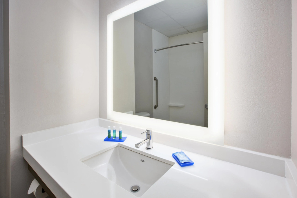 Holiday Inn Express & Suites Manchester by IHG