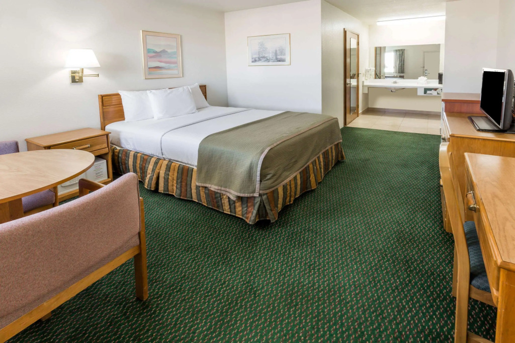 Howard Johnson by Wyndham Roseburg