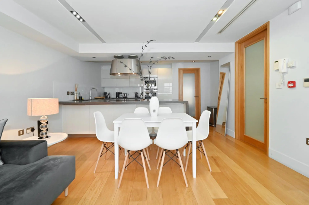 Amazing Mayfair 2 Bedroom 2 Bath Air Conditioned