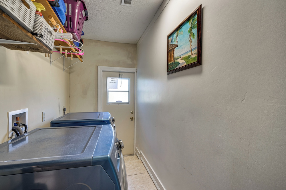 Heated Pool, 3 Mi to Dtwn: Cape Coral Escape!
