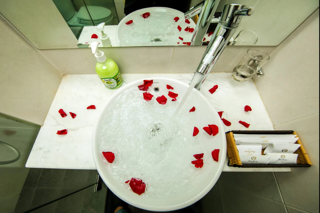 Quy Hung Hotel And Spa Central