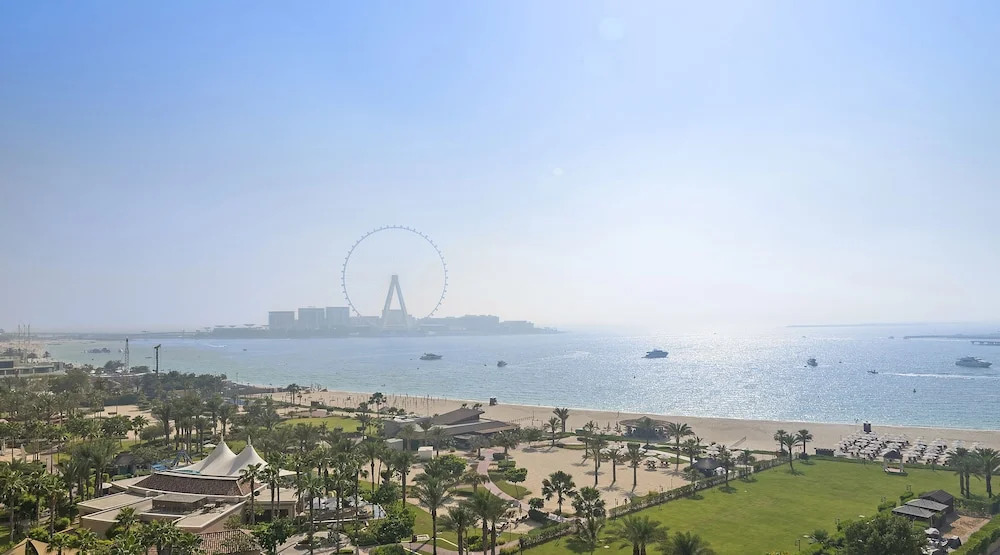 WelHome - Luxe Apt With Dazzling Views Steps From The Beach