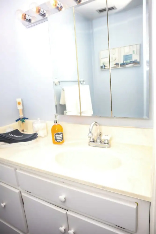 Downtown Cozy 2 BR Apt - 4min drive MardiGras Park