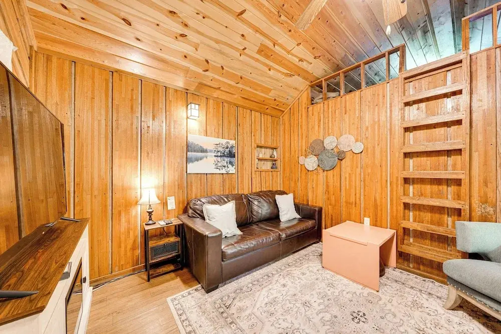 Rustic Cabin w/ Hot Tub Near Broken Bow Lake!