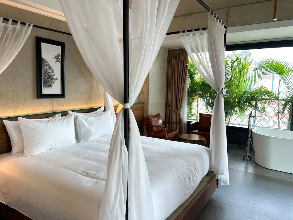 CHECK inn Phnom Penh Royal Palace