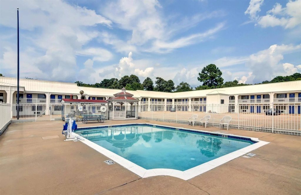 Motel 6-Lindale, TX