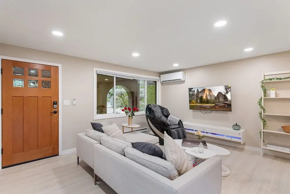 Joyful Kirkland Home Near Beach Hot Tub & AC