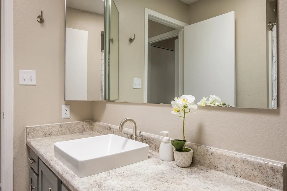 2 Bedroom Apartment w/ Pool, Balcony & WiFi by Frontdesk