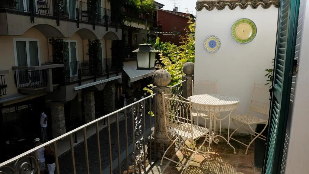 ARCIMBOLDO HOUSE 2&2, Emma Villas